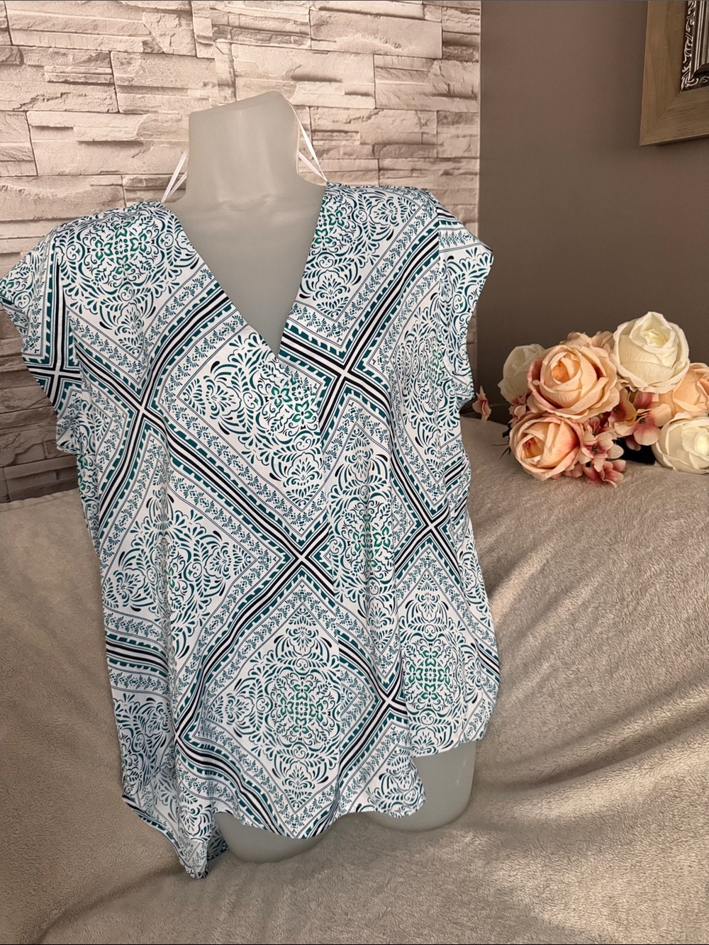 Liz Claiborne White and Blue Printed V-Neck Tunic